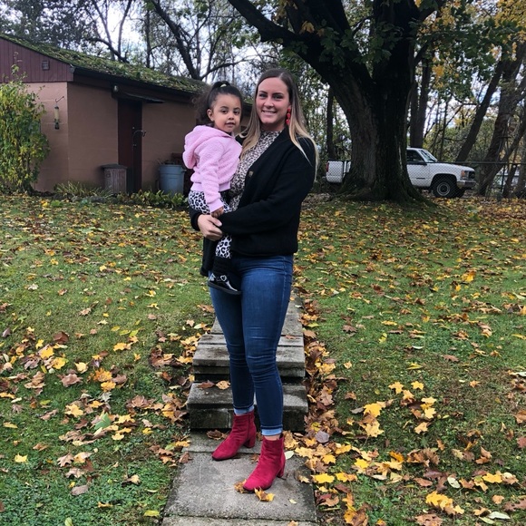 Meet your Posher, Nicole - Picture 2 of 3